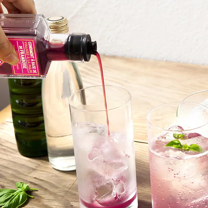 Himbeeressig mit Himbeerpüree 8 % Säure von Maison Brémond 1830 – Serviervorschlag im Getränk mit Eiswürfeln