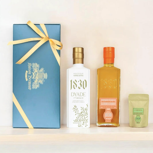 Edles Geschenkset von Maison Brémond 1830 mit blauer Geschenkbox, Olivenöl Dyade, weißem Balsamico mit Feige & Honig sowie Fleur de Sel aus der Provence.
