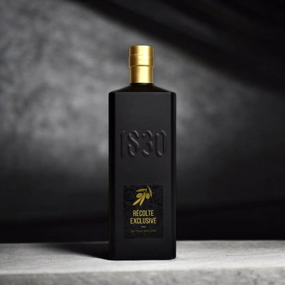 Récolte Exclusive – Olivenöl aus Frankreich in schwarzer Premiumflasche mit goldener Verschlusskappe, edel inszeniert vor dunklem Hintergrund