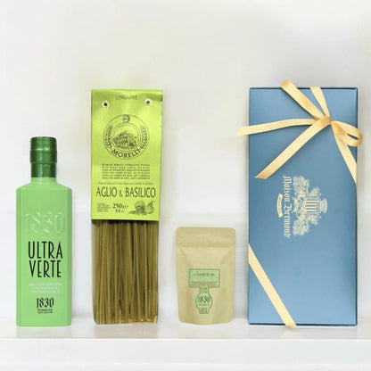 Geschenkbox von Maison Brémond 1830 mit grünem Olivenöl „Ultra Verte“, Aglio & Basilico Linguine von Morelli, Fleur de Sel und eleganter blauer Geschenkverpackung mit Schleife.