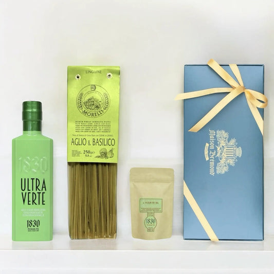 Geschenkbox von Maison Brémond 1830 mit grünem Olivenöl „Ultra Verte“, Aglio & Basilico Linguine von Morelli, Fleur de Sel und eleganter blauer Geschenkverpackung mit Schleife.