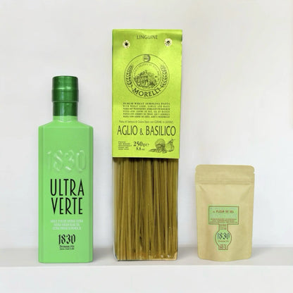 Geschenkset aus Olivenöl , Pasta und Kräutersalz