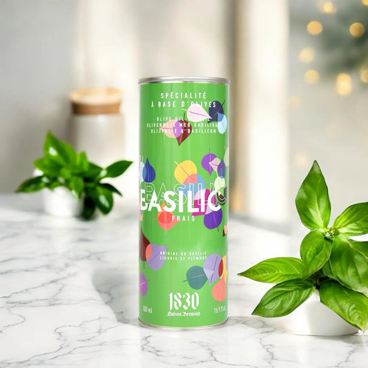 Maison Brémond Basilikum-Olivenöl 500 ml – Perfekte Kombination aus nativem Olivenöl und frischem Basilikum, dekorativ in einer modernen Küche präsentiert.