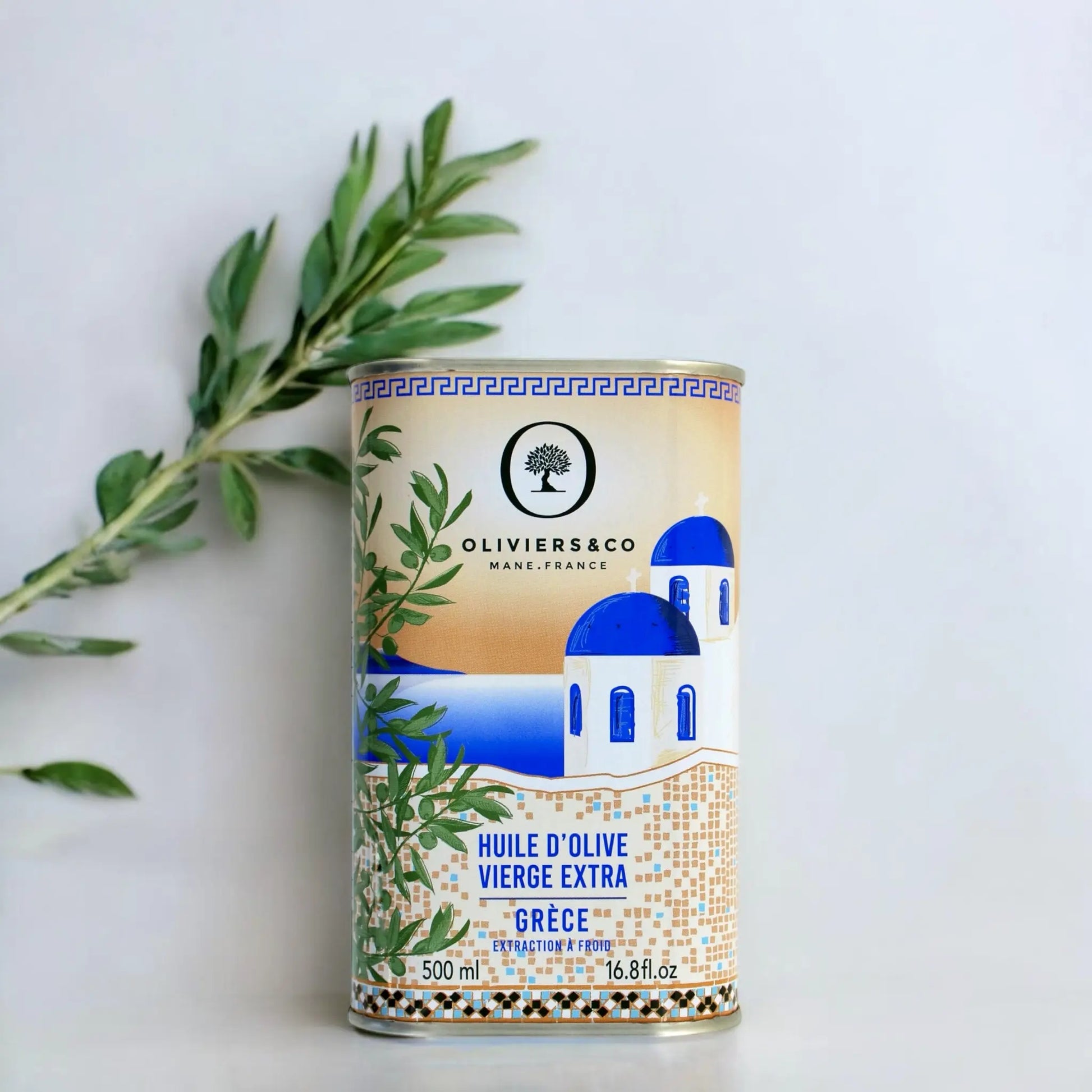 500 ml Dose Premium-Olivenöl aus Griechenland von Oliviers & Co, verziert mit einem traditionellen griechischen Motiv und einem Olivenzweig.