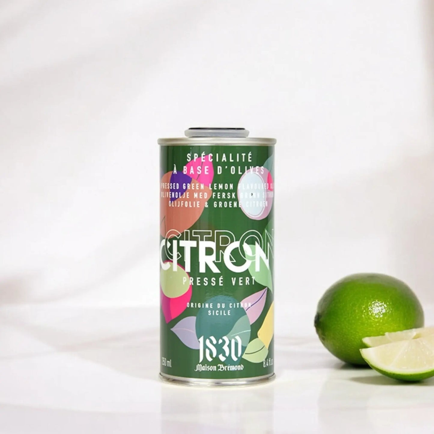 Olivenöl mit grüner Zitrone in einem hochwertigen Design, präsentiert mit ganzen und geschnittenen Limetten für eine frische Optik.