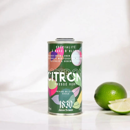 Olivenöl mit grüner Zitrone in einem hochwertigen Design, präsentiert mit ganzen und geschnittenen Limetten für eine frische Optik.