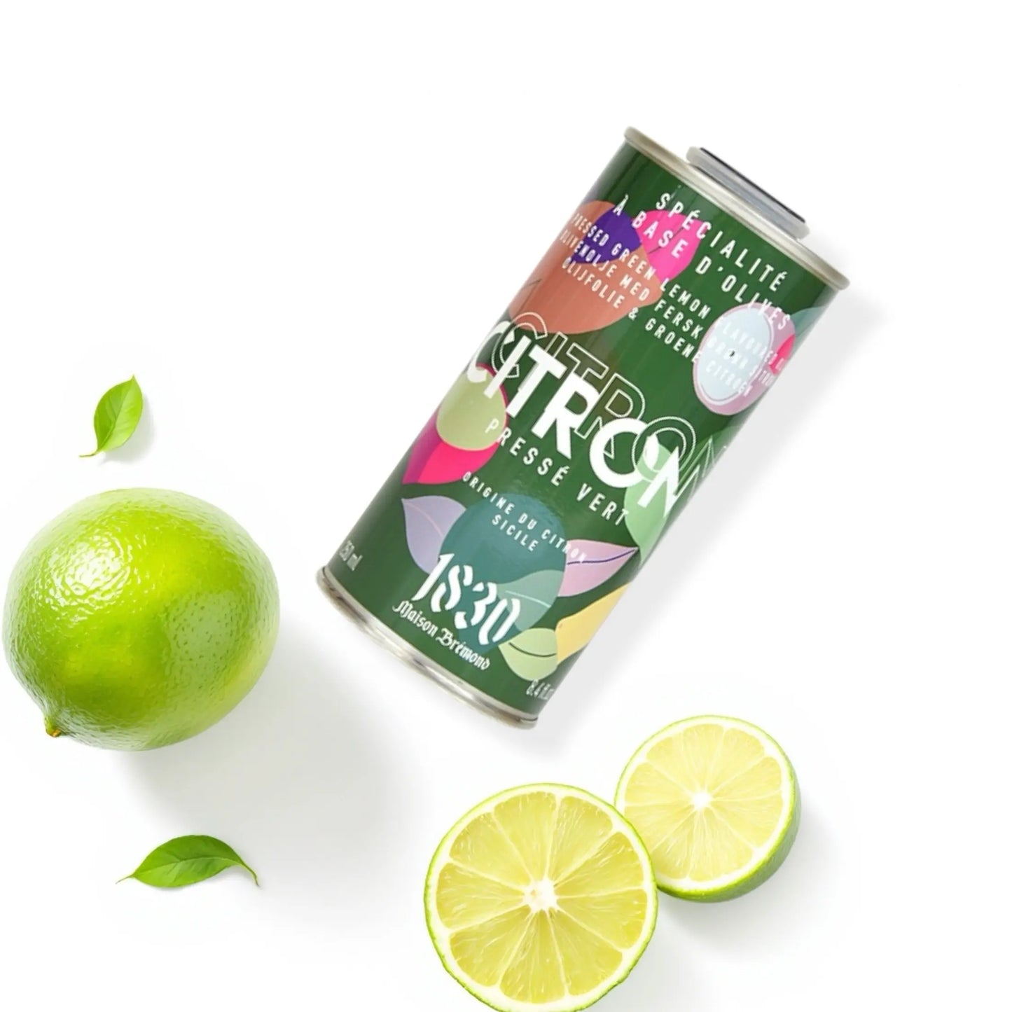 Eine Kanister Olivenöl mit grüner Zitrone, flankiert von aufgeschnittenen Limetten, perfekt für Salate, Fisch und Meeresfrüchte.