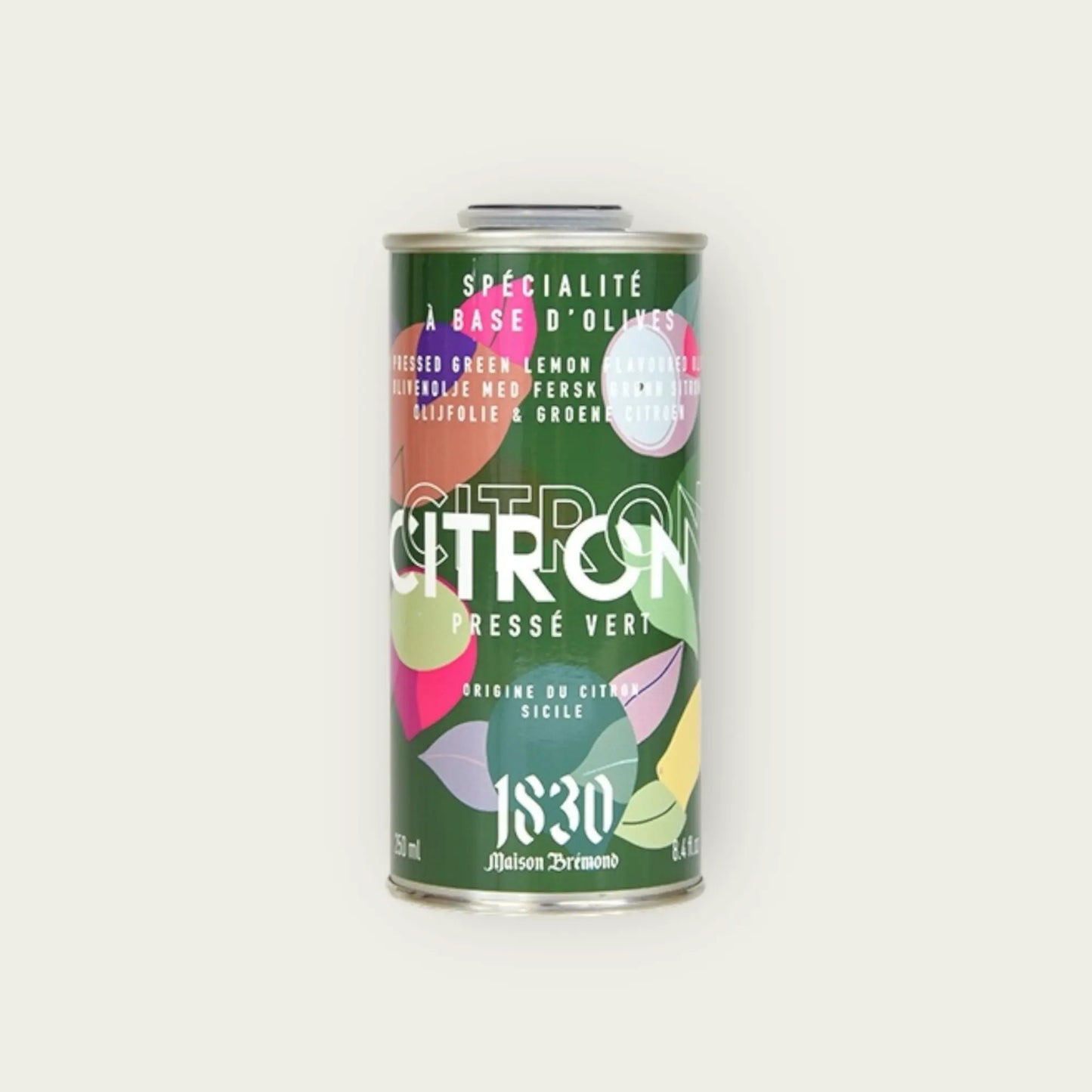 Ein Kanister Olivenöl mit grüner Zitrone, kombiniert mit frischen Limetten – ideal für eine feine Zitrusnote in der Küche.