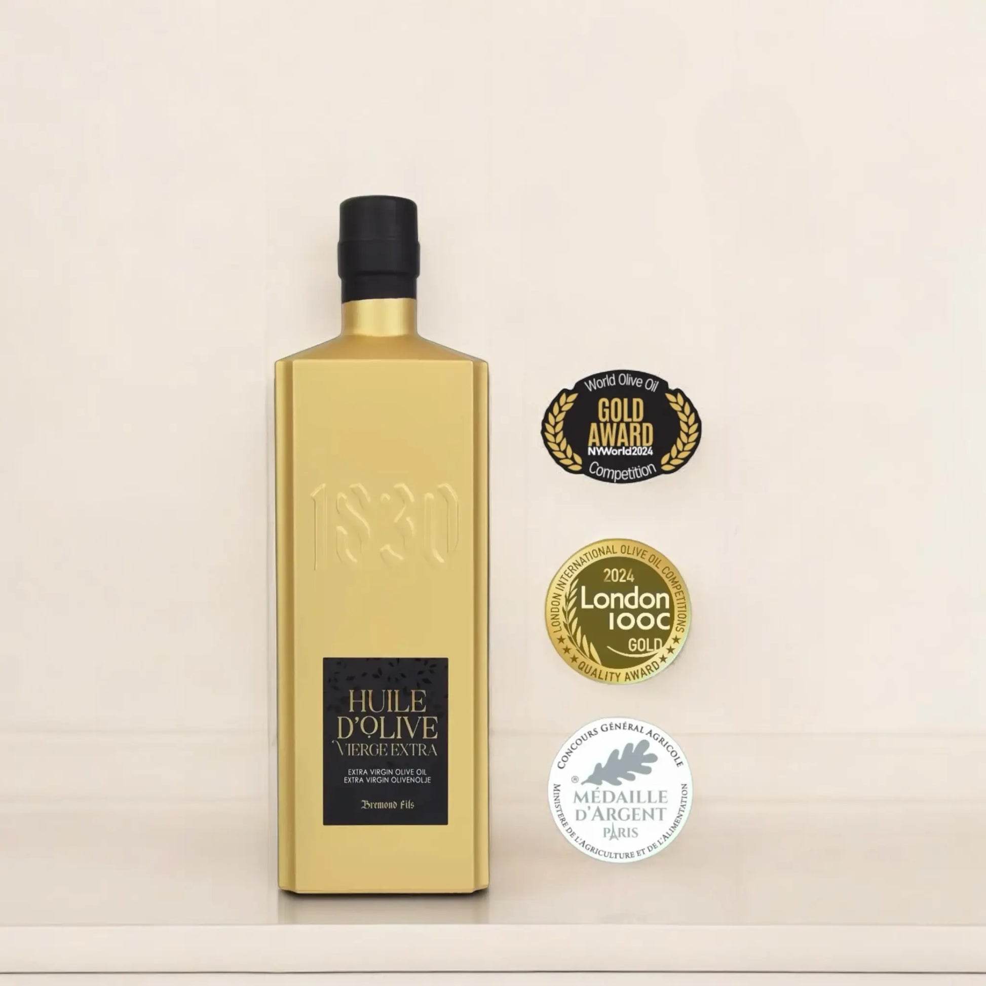 Goldene Flasche mit preisgekröntem Bio-Olivenöl aus Frankreich – ausgezeichnet mit internationalen Gold- und Silbermedaillen, ein Symbol für Qualität und Exzellenz.