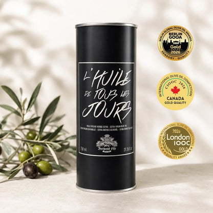 Testsieger Olivenöl zum Braten und Kochen aus Griechenland – extra natives Koroneiki Olivenöl in schwarzer Dose mit internationalen Gold-Auszeichnungen.
