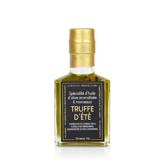 Flasche mit hochwertigem Olivenöl, veredelt mit Sommertrüffelstücken (Tuber Aestivum). Schwarzes Etikett mit goldener Schrift und elegantem Design, ideal für Gourmet-Gerichte wie Pasta, Risotto und Kartoffeln. Exklusives Trüffelöl aus Frankreich.