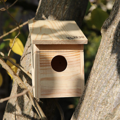 Vogelhaus aus Holz an einem Baum befestigt – idealer Nistkasten für Wildvögel wie Meisen und Spatzen. Jetzt hochwertiges Vogelhaus kaufen!