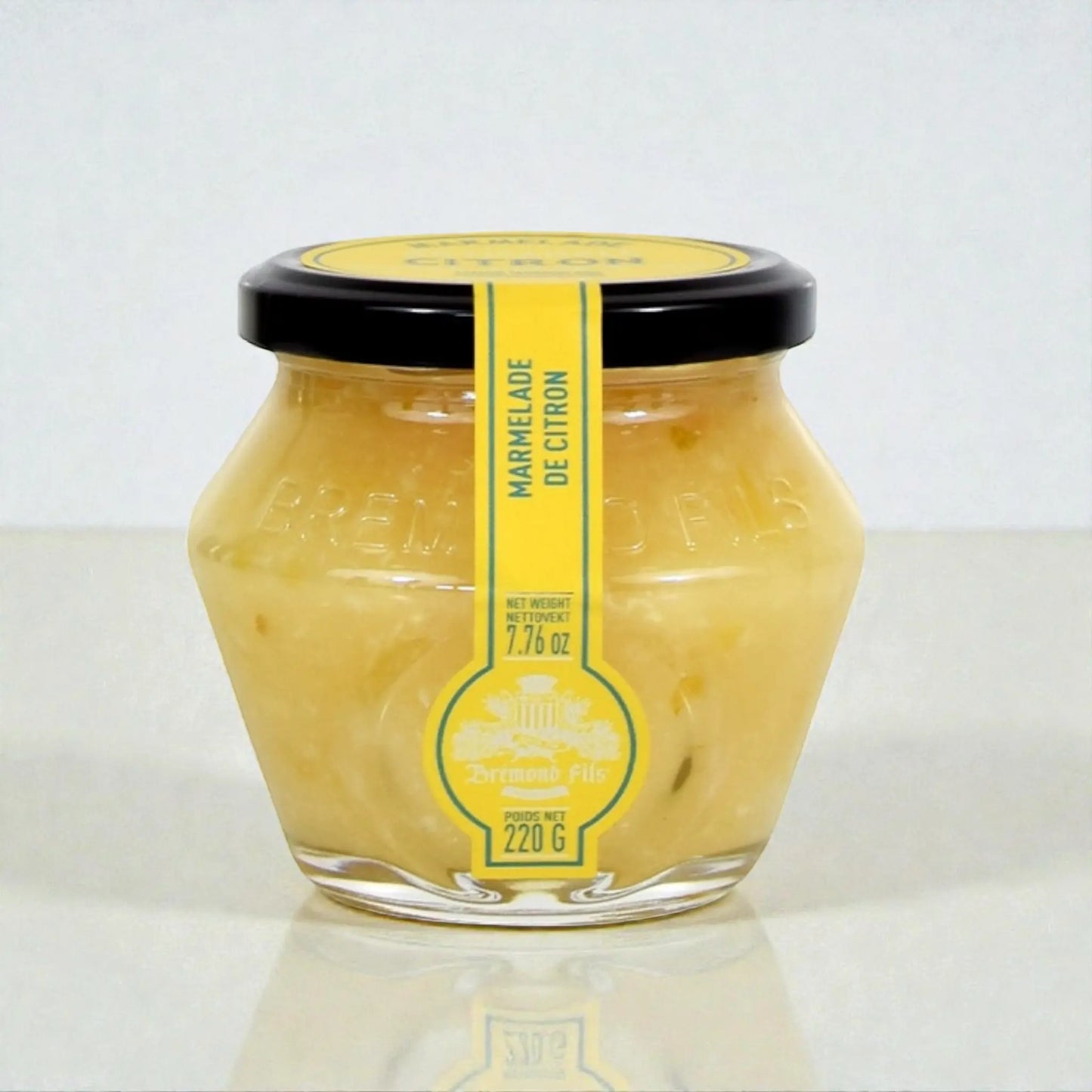 Zitronenmarmelade aus Italien im Glas mit halber Zitrone, aromatisch und handgemacht
