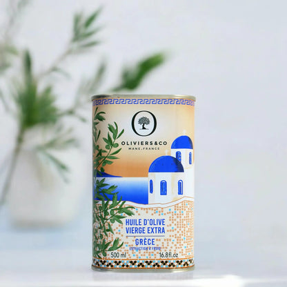500 ml Dose griechisches Olivenöl von Oliviers & Co, verziert mit einem Bild einer traditionellen blau-weißen Kapelle und einem Olivenzweig. Die Verpackung betont die Herkunft und Qualität des extra nativen Olivenöls. Ideal für Liebhaber von authentischem griechischem Olivenöl.