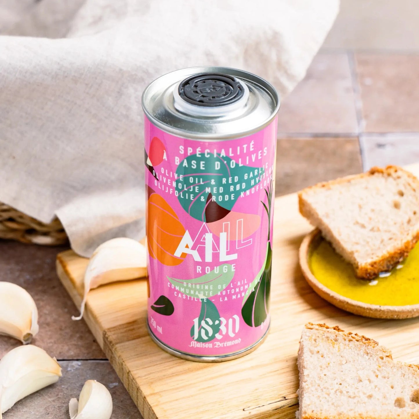 Maison Brémond 1830 Olivenöl mit rotem Knoblauch, 250 ml Kanister – Hochwertiges Olivenöl veredelt mit aromatischem roten Knoblauch, stilvoll verpackt in einer dekorativen Dose. Perfekt für mediterrane Gerichte, Brot und Salate.